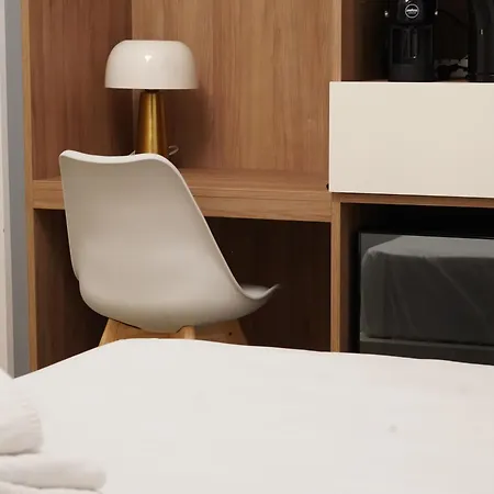 Around 4* نابولي