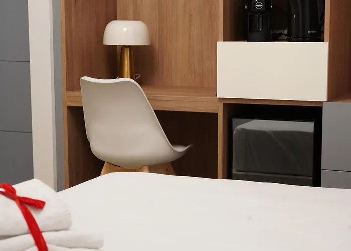 Around 4* نابولي