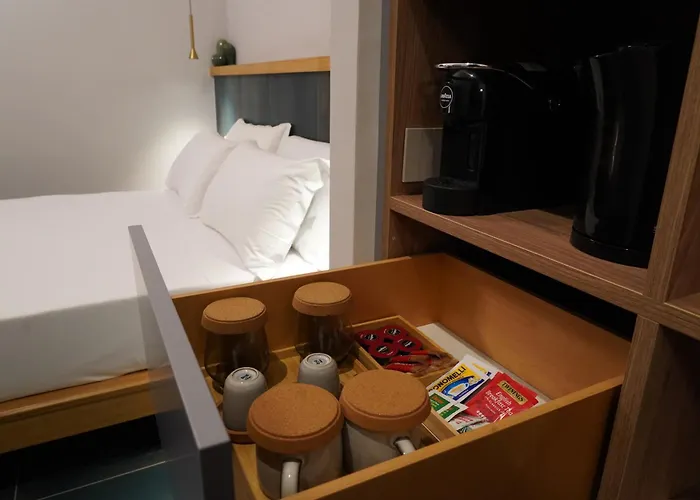 Around 4* נאפולי